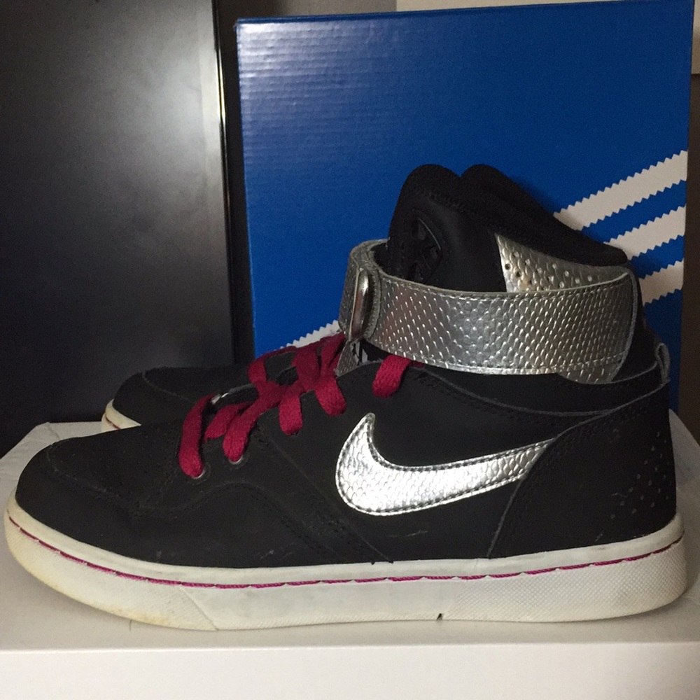 Nike Women’s / Girls size 6 shoes